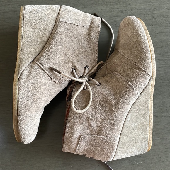 Toms Taupe Suede Lace-Up Desert Wedge Ankle Boots Size 9.5 - Picture 3 of 8